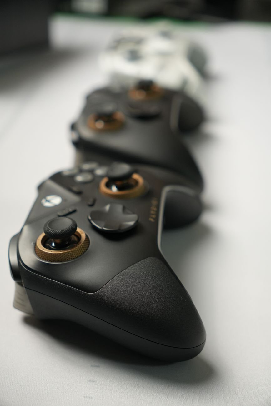 3. Construção e Ergonomia - QRD Ferrox M5: Um controle multiplataforma